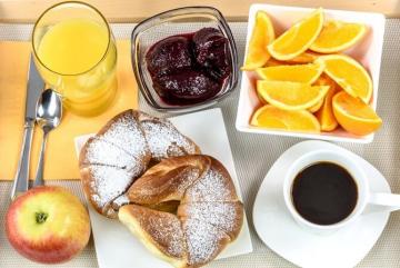 7 makanan yang tidak boleh Anda makan di pagi hari, tetapi Anda tetap melakukannya