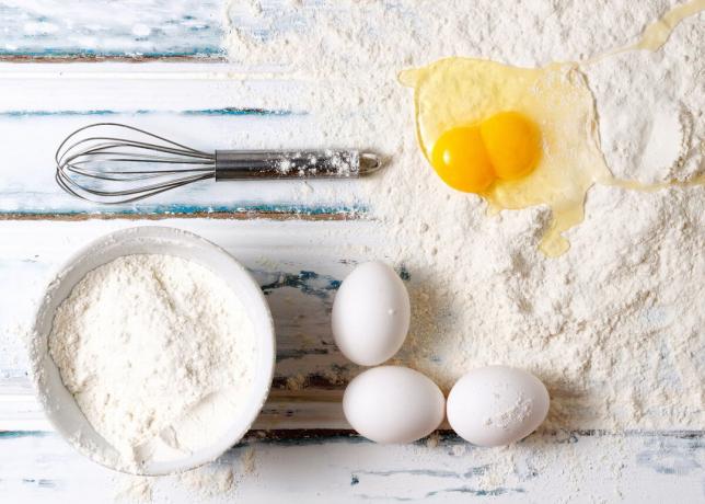 Bagaimana menghapus rasa telur dalam kue. mengatakan manisan