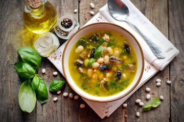 Sup tanpa lemak dengan kacang dan jamur