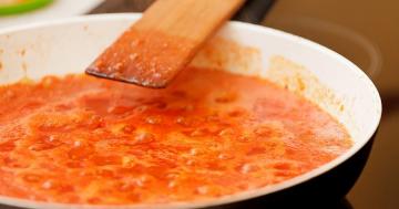 Spaghetti dengan saus tomat dan ayam