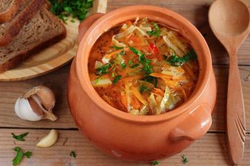 Soup "Rusia" dengan sauerkraut dalam oven