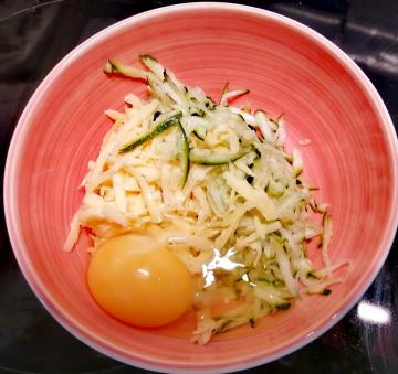 Omelet dengan zucchini dan keju