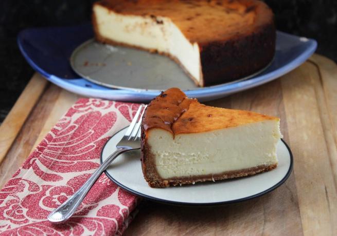 Setelah kue cheesecake ditutupi dengan kerak browned, jika Anda tidak suka, Anda dapat menghias dengan buah segar dan tuangkan kemacetan