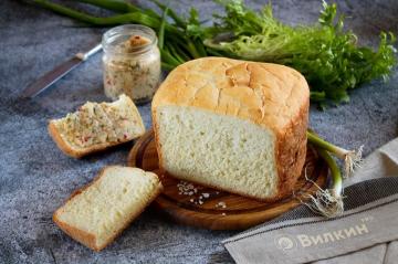 Roti putih di pembuat roti
