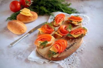Sandwich dengan tomat, keju, dan bawang putih